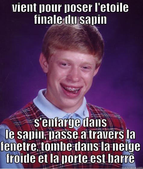 VIENT POUR POSER L'ETOILE FINALE DU SAPIN S'ENFARGE DANS LE SAPIN, PASSE A TRAVERS LA FENETRE, TOMBE DANS LA NEIGE FROIDE ET LA PORTE EST BARRÉ Bad Luck Brian