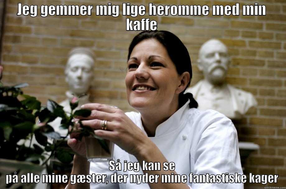 Mette Blomsterberg - JEG GEMMER MIG LIGE HEROMME MED MIN KAFFE SÅ JEG KAN SE PÅ ALLE MINE GÆSTER, DER NYDER MINE FANTASTISKE KAGER Misc