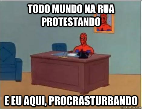 todo mundo na rua protestando e eu aqui, procrasturbando  Spiderman Desk