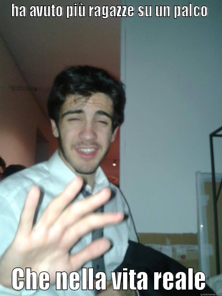 HA AVUTO PIÙ RAGAZZE SU UN PALCO CHE NELLA VITA REALE Misc