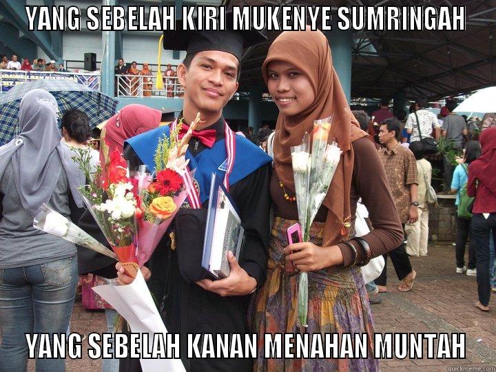 YANG SEBELAH KIRI MUKENYE SUMRINGAH YANG SEBELAH KANAN MENAHAN MUNTAH Misc
