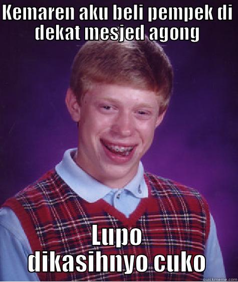 KEMAREN AKU BELI PEMPEK DI DEKAT MESJED AGONG LUPO DIKASIHNYO CUKO Bad Luck Brian