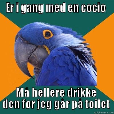 ER I GANG MED EN COCIO MÅ HELLERE DRIKKE DEN FØR JEG GÅR PÅ TOILET Paranoid Parrot
