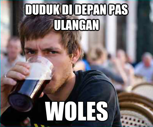 duduk di depan pas ulangan woles  Lazy College Senior