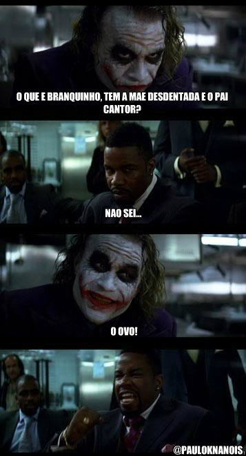 O que e branquinho, tem a mae desdentada e o pai cantor? nao sei... o ovo! @PAULOKNANOIS  Joker with Black guy