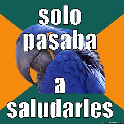 SOLO PASABA A SALUDARLES Paranoid Parrot