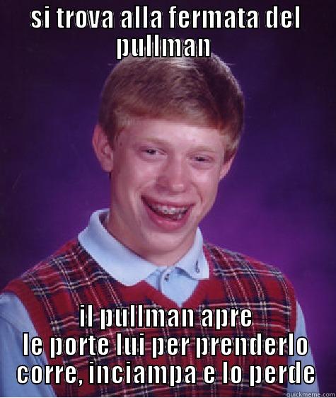 SI TROVA ALLA FERMATA DEL PULLMAN  IL PULLMAN APRE LE PORTE LUI PER PRENDERLO CORRE, INCIAMPA E LO PERDE Bad Luck Brian