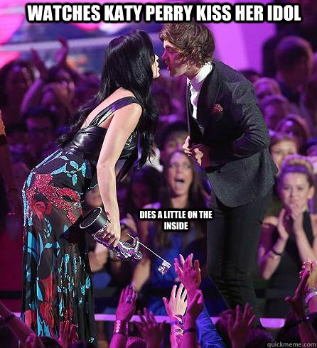 Watches Katy Perry Kiss Her Idol Dies a little on the inside - Watches Katy Perry Kiss Her Idol Dies a little on the inside  Ultimate Fan Girl