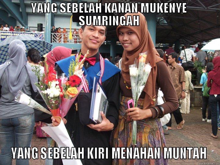 YANG SEBELAH KANAN MUKENYE SUMRINGAH YANG SEBELAH KIRI MENAHAN MUNTAH Misc