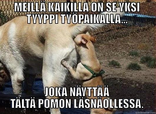 MEILLÄ KAIKILLA ON SE YKSI TYYPPI TYÖPAIKALLA... JOKA NÄYTTÄÄ TÄLTÄ POMON LÄSNÄOLLESSA. Misc