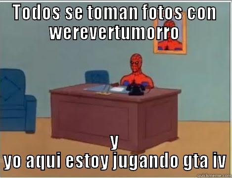 TODOS SE TOMAN FOTOS CON WEREVERTUMORRO Y YO AQUI ESTOY JUGANDO GTA IV Spiderman Desk