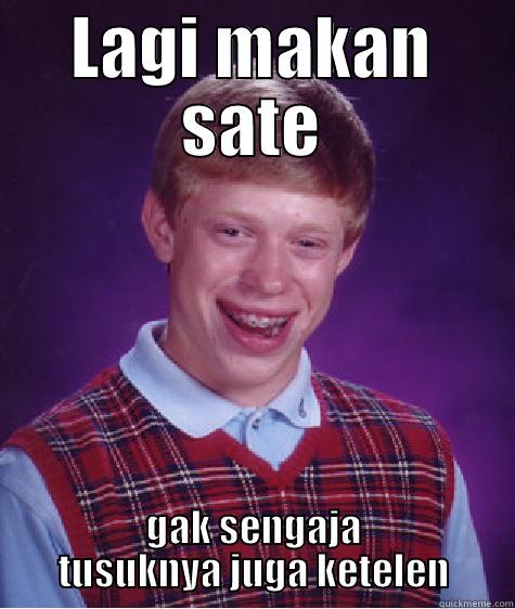 LAGI MAKAN SATE GAK SENGAJA TUSUKNYA JUGA KETELEN Bad Luck Brian